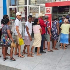 Aposentados e pensionistas na fila para pagamento do INSS | Foto: Paulo Jos&eacute;/ Acorda Cidade