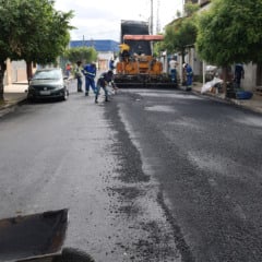 Prefeitura de Feira pavimenta mais quatro ruas do Campo Limpo com asfalto