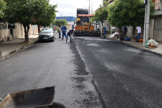 Prefeitura de Feira pavimenta mais quatro ruas do Campo Limpo com asfalto