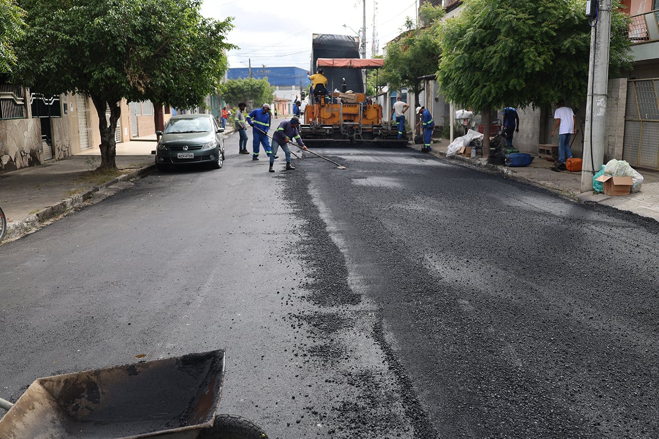 Prefeitura de Feira pavimenta mais quatro ruas do Campo Limpo com asfalto