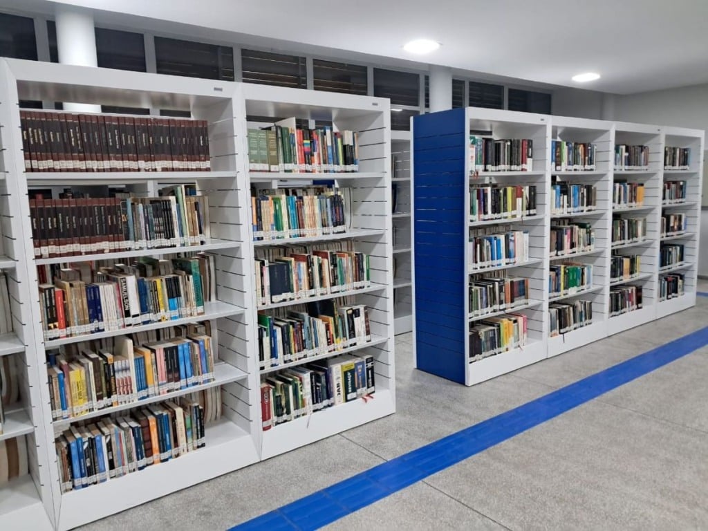 Biblioteca municipal Arnold Ferreira da Silva -