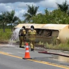 Caminhão tomba próximo a Eunápolis