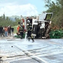Caminh&atilde;o tomba e deixa motorista ferido na BR-324, em Jacobina | Foto: Reprodu&ccedil;&atilde;o / Augusto Urgente