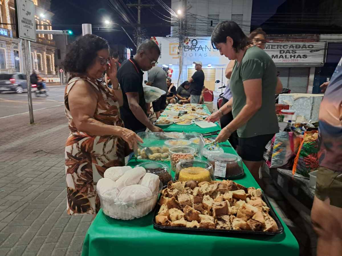 Ceia Natalina reúne dezenas de pessoas em Feira de Santana; Evento acontece desde 2013