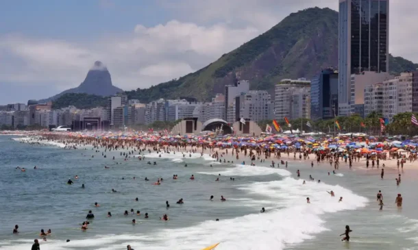 avião de pequeno porte cai em Copacabana