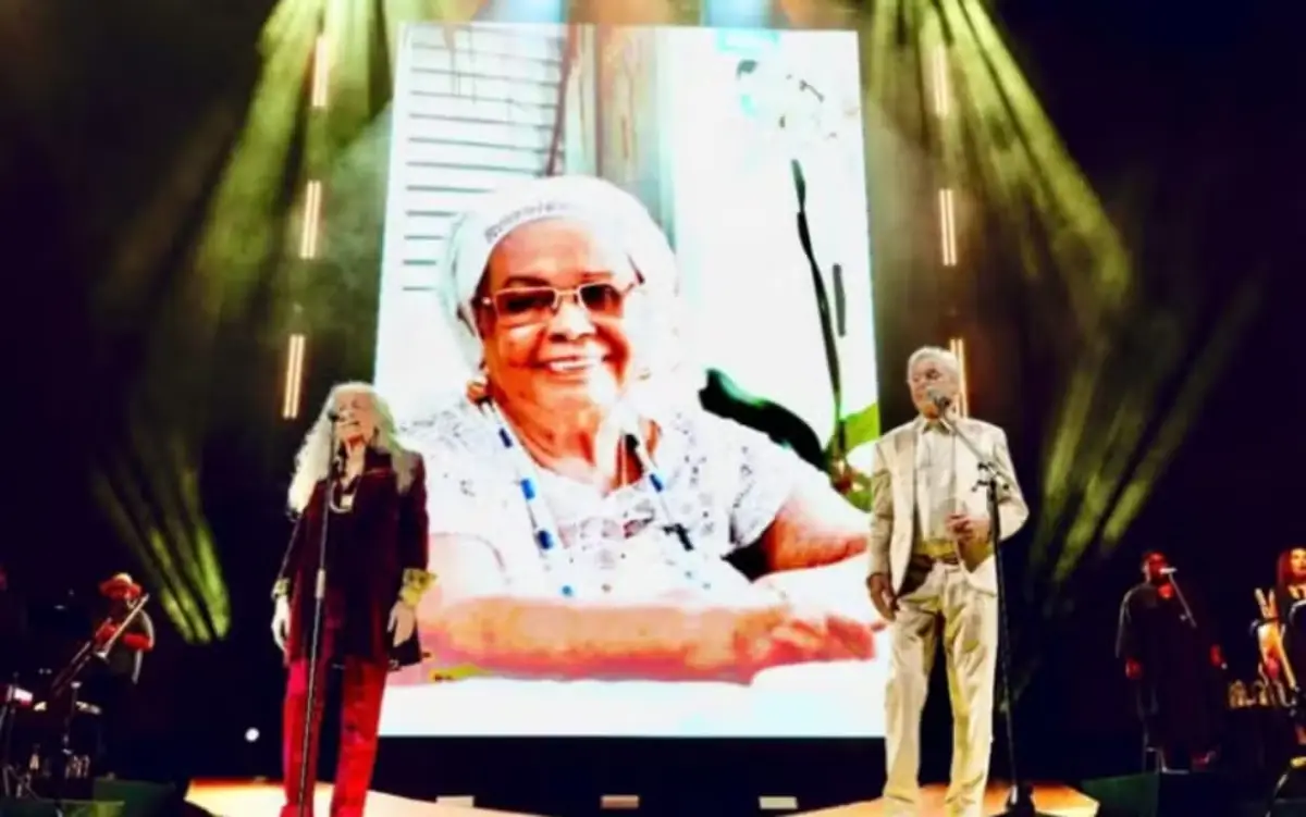 Corpo de Mãe Carmen é levado para cemitério com cortejo em Salvador