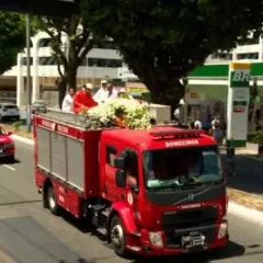 Corpo de M&atilde;e Carmen &eacute; levado para cemit&eacute;rio com cortejo em Salvador