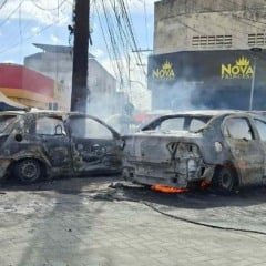 Dois carros incendiados após fogo em poste na Rua Marechal Deodoro