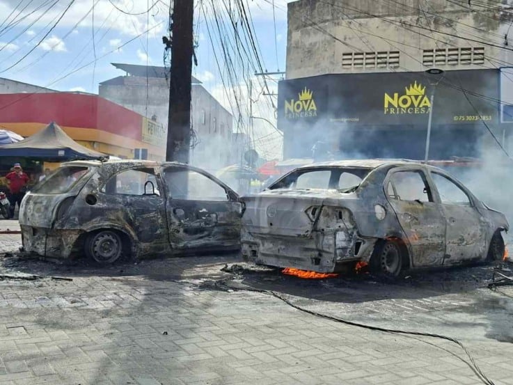 Dois carros incendiados após fogo em poste na Rua Marechal Deodoro