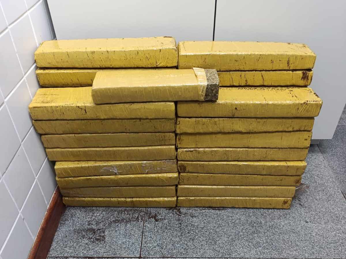 Mais de 30 tabletes de maconha apreendidos | Foto: Ed Santos/ Acorda Cidade