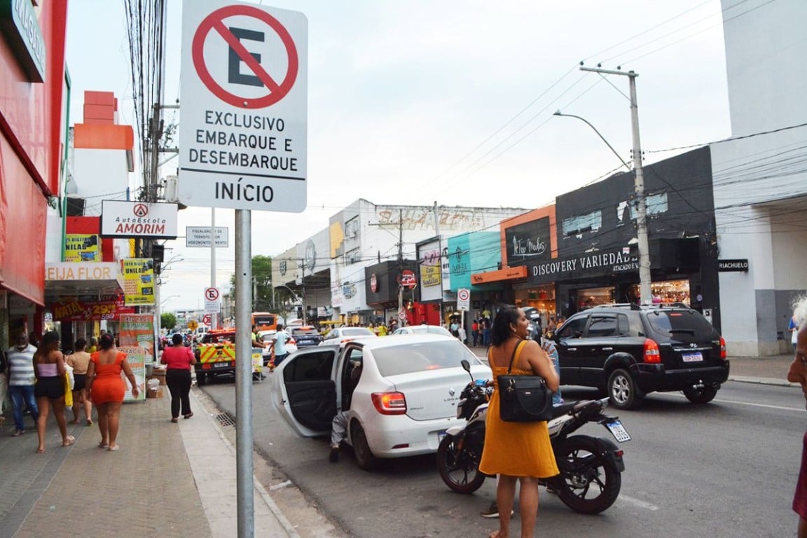 Prefeitura implanta novas áreas de embarque e desembarque para melhorar organização do trânsito Prefeitura implanta novas áreas de embarque e desembarque para melhorar organização do trânsito