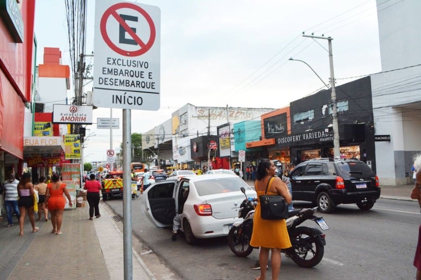 Prefeitura implanta novas áreas de embarque e desembarque para melhorar organização do trânsito