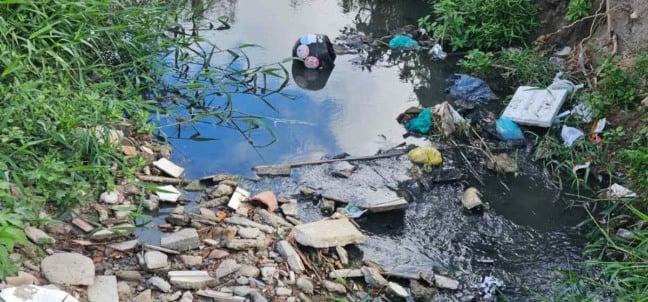 Esgoto no bairro Calumbi