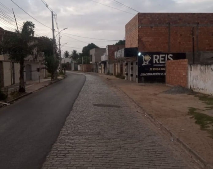 Estrada da Pedra Ferrada, no bairro Asa Branca