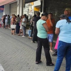 Fila para retirada de medicamentos | Foto: Paulo Jos&eacute;/ Acorda Cidade