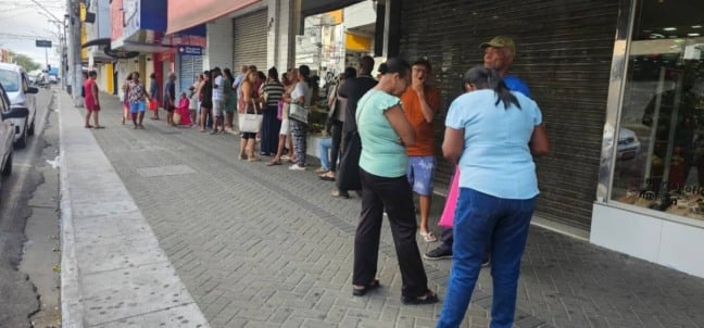 Fila para retirada de medicamentos | Foto: Paulo José/ Acorda Cidade