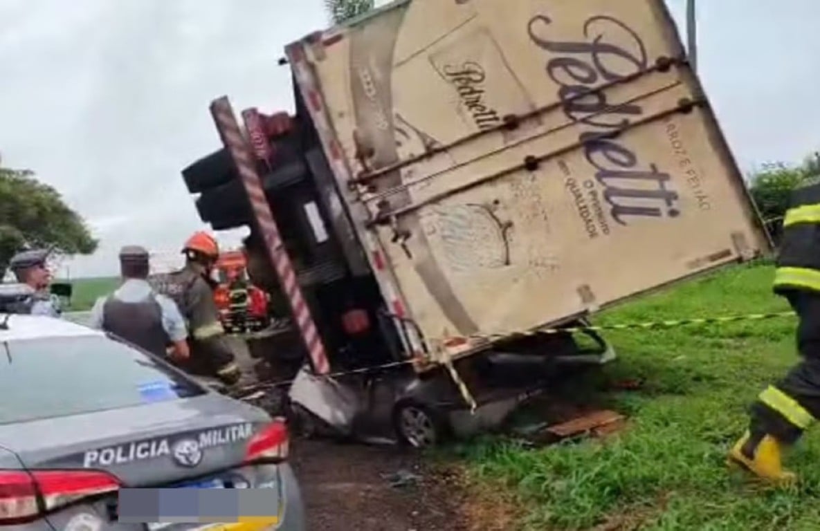 Quatro homens morrem após caminhão tombar em cima de carro em São Paulo