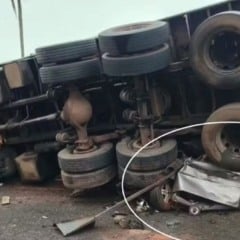 Quatro homens morrem ap&oacute;s caminh&atilde;o tombar em cima de carro em S&atilde;o Paulo