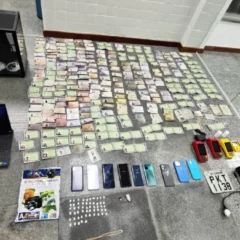 Homens suspeitos de estelionato, fraude e receptação são conduzidos em Feira de Santana com mais de 150 documentos 