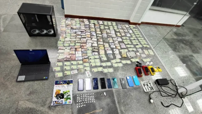 Homens suspeitos de estelionato, fraude e receptação são conduzidos em Feira de Santana com mais de 150 documentos 