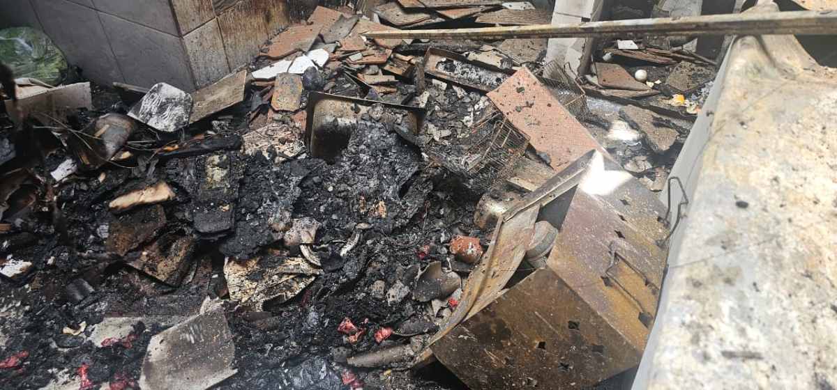 Incêndio destrói lanchonete na Avenida João Durval Incêndio destrói lanchonete na Avenida João Durval