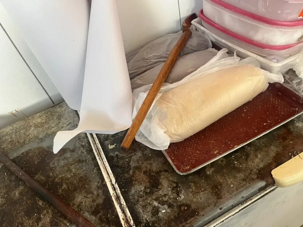 Após sete anos de irregularidades, Vigilância Sanitária interdita estabelecimento no Centro de Feira de Santana