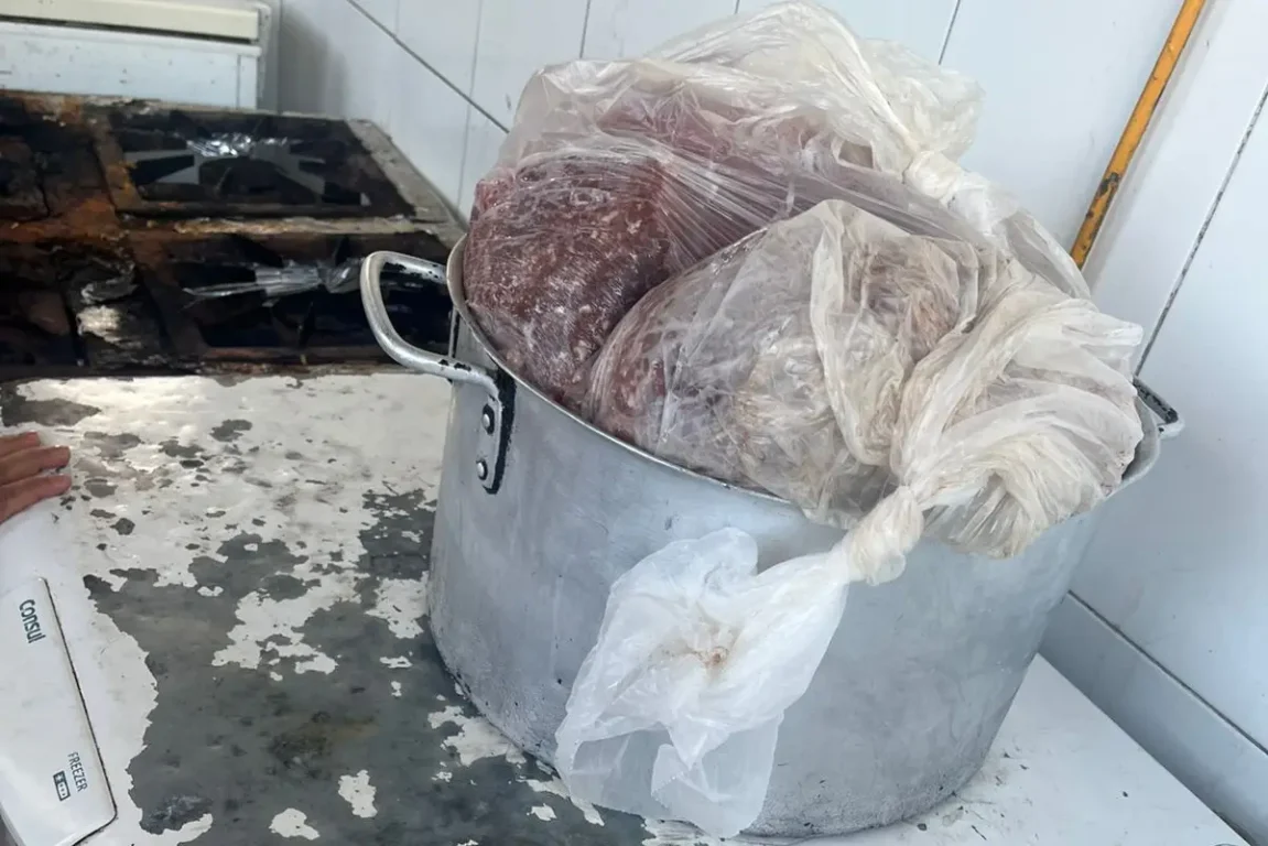 Após sete anos de irregularidades, Vigilância Sanitária interdita estabelecimento no Centro de Feira de Santana