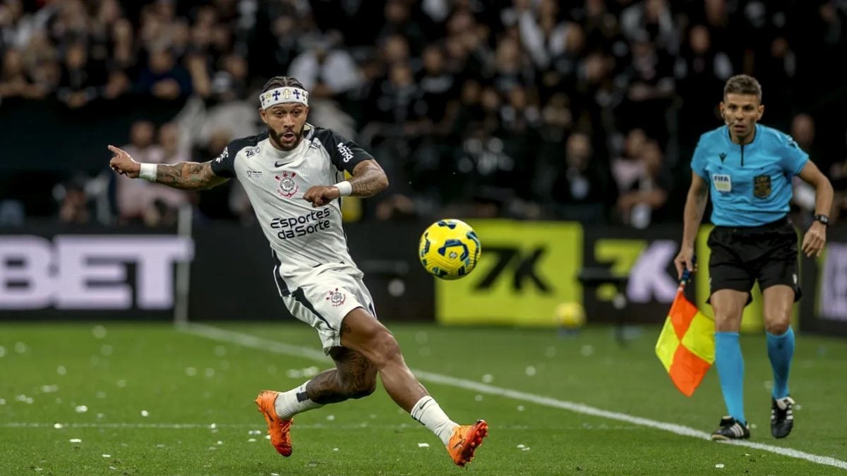 Memphis Depay em campo em Corinthians x Vasco
