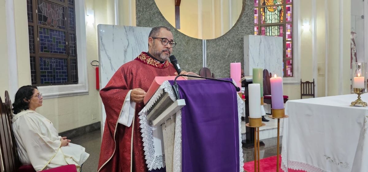 Missa celebrada pelo padre Júlio César