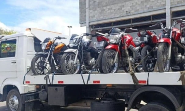 PM apreende motos envolvidas em práticas de direção perigosa na Avenida Nóide Cerqueira e encerra festa na Rua Nova