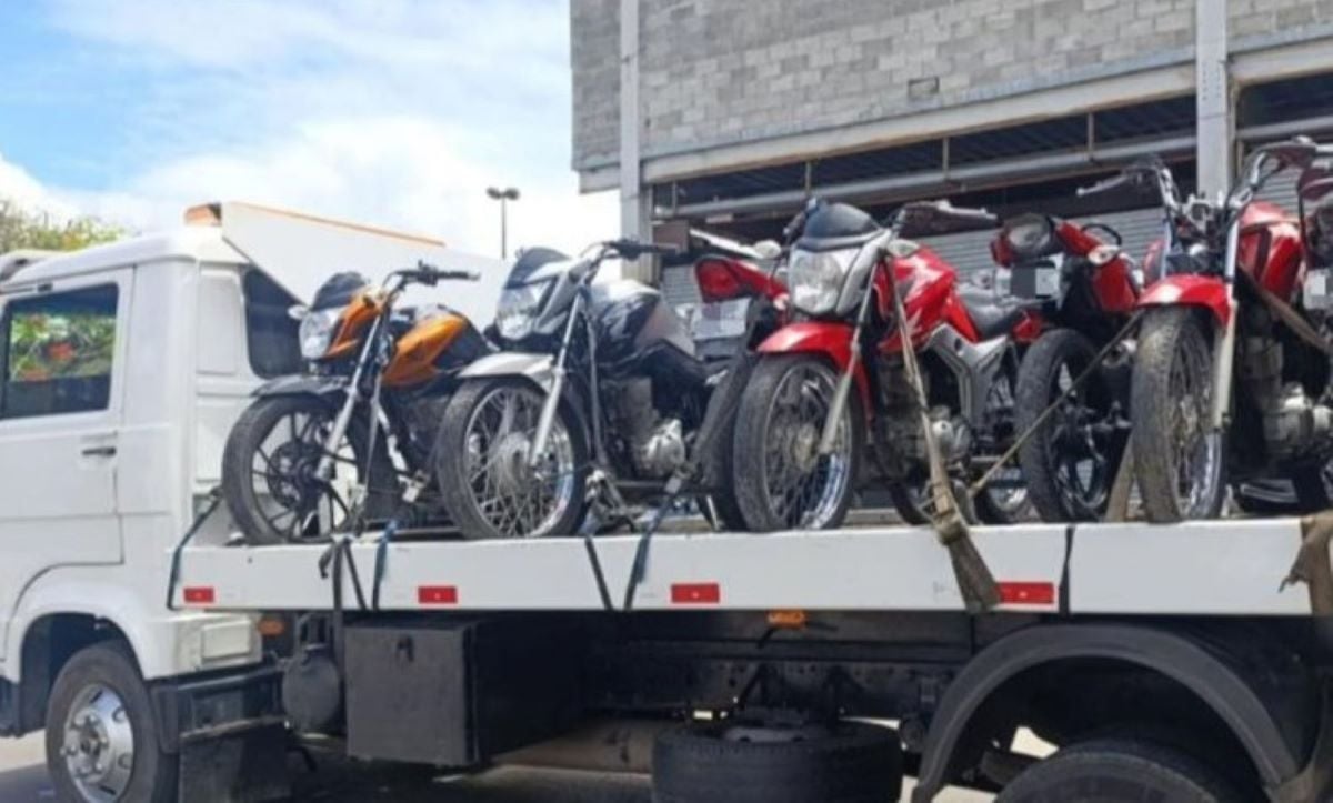 PM apreende motos envolvidas em práticas de direção perigosa na Avenida Nóide Cerqueira e encerra festa na Rua Nova PM apreende motos envolvidas em práticas de direção perigosa na Avenida Nóide Cerqueira e encerra festa na Rua Nova