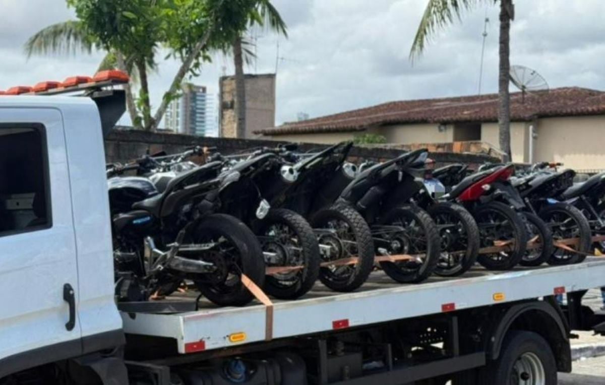 PM apreende motos envolvidas em práticas de direção perigosa na Avenida Nóide Cerqueira e encerra festa na Rua Nova