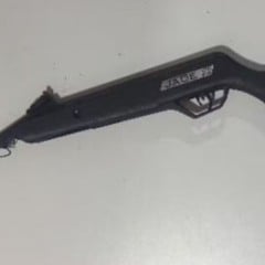 Pai atira em filho acidentalmente com espingarda