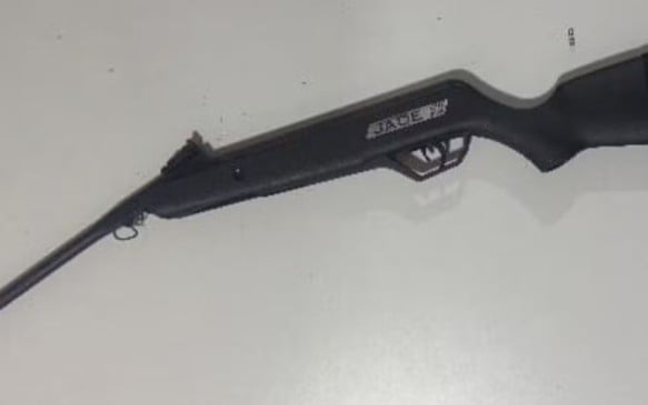 Pai atira em filho acidentalmente com espingarda