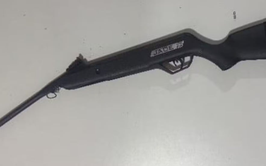 Pai atira em filho acidentalmente com espingarda