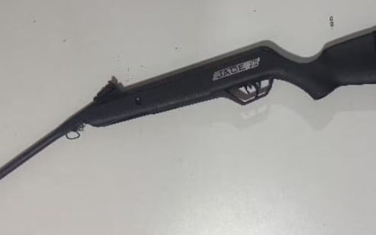 Pai atira em filho acidentalmente com espingarda Pai atira em filho acidentalmente com espingarda