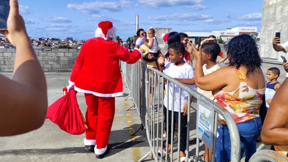 Papai Noel chega de Helicóptero em Feira de Santana Papai Noel chega de Helicóptero em Feira de Santana