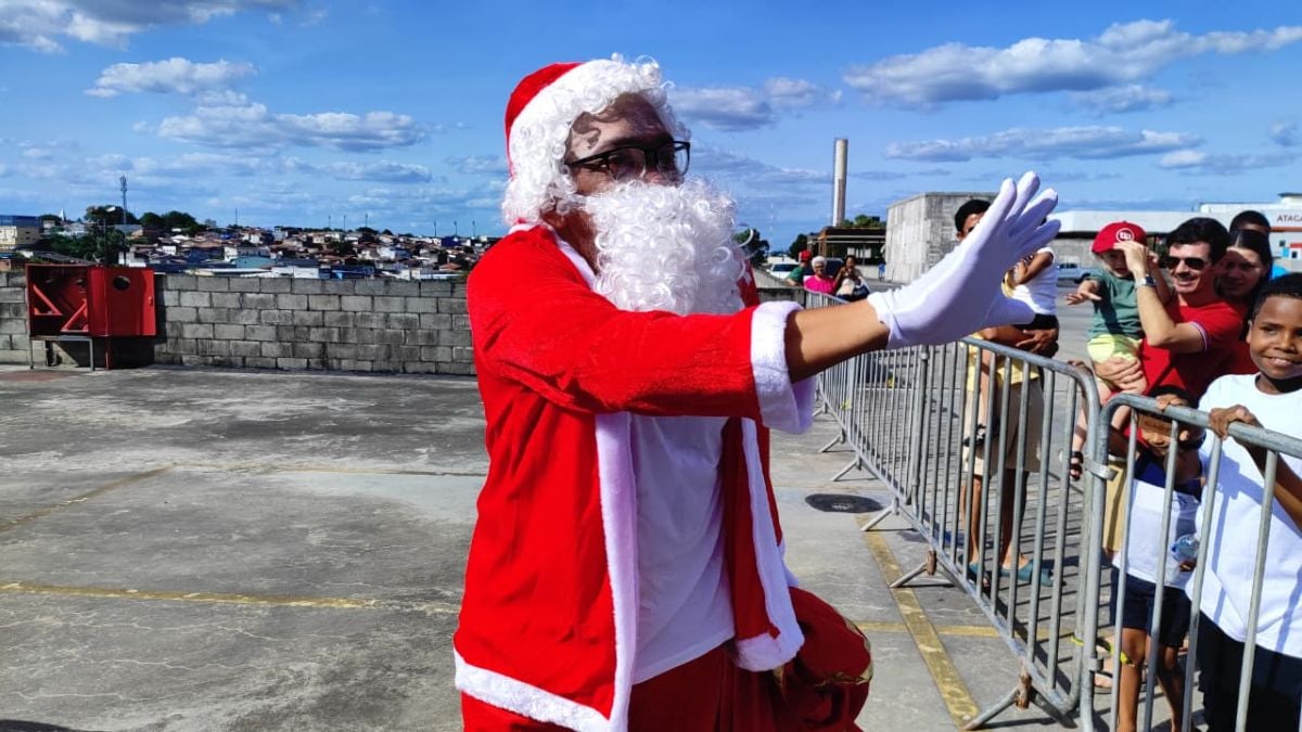 Papai Noel chega de Helicóptero em Feira de Santana