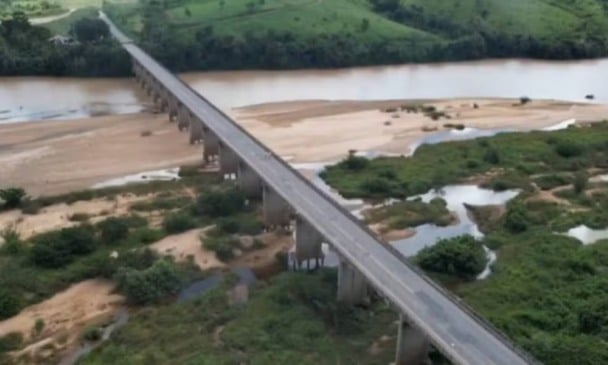 Dnit volta a restringir passagem de veículos pesados pela ponte sobre o Rio Jequitinhonha