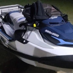 Homem morre e mulher fica gravemente ferida após acidente com moto aquática e barco em Salvador