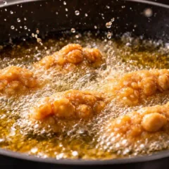 Um truque r&aacute;pido impede respingos de &oacute;leo durante frituras sem sujar o fog&atilde;o