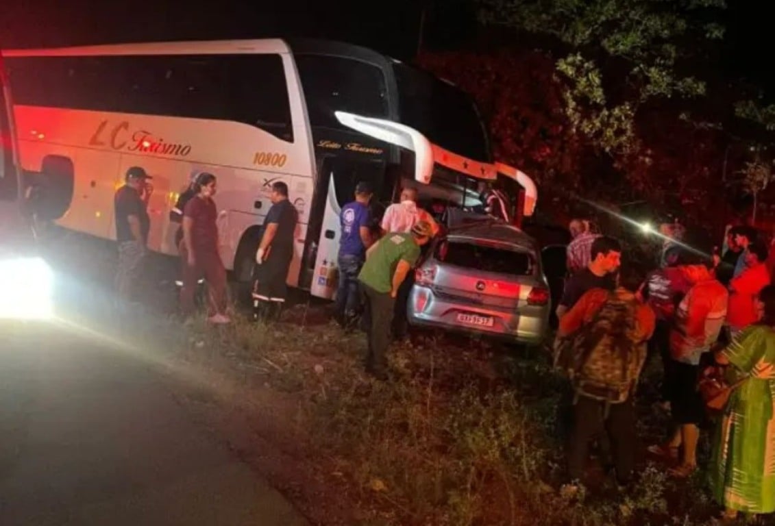 Duas pessoas morrem em colisão entre ônibus e carro na BR-110 em Paulo Afonso