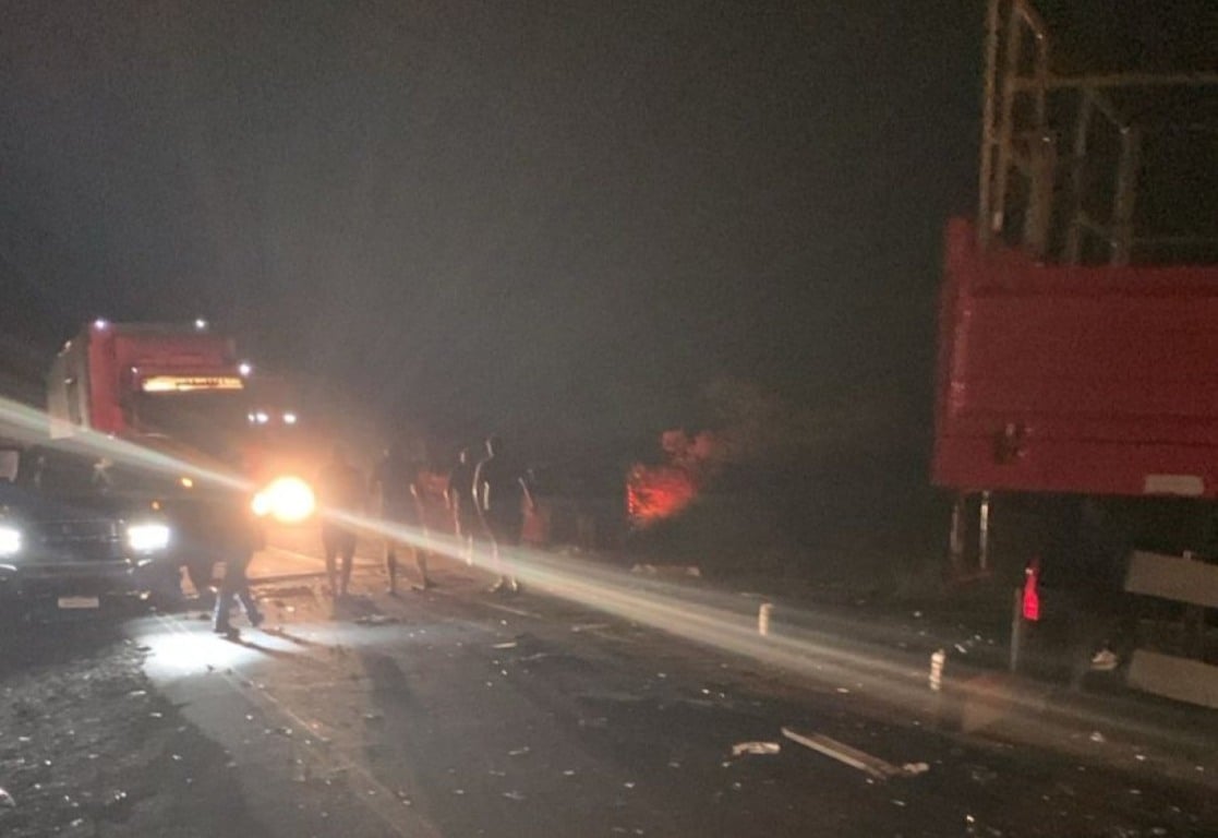 Colisão entre caminhão de carro é registrada na BR-116 em Santa Bárbara