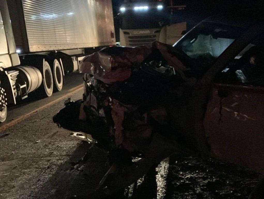 Colisão entre caminhão de carro é registrada na BR-116 em Santa Bárbara