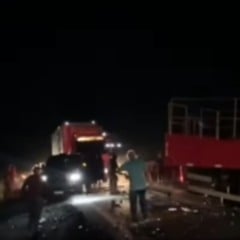 Colisão entre caminhão de carro é registrada na BR-116 em Santa Bárbara