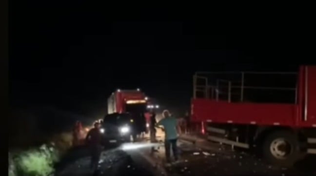 Colisão entre caminhão de carro é registrada na BR-116 em Santa Bárbara