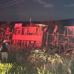 Ônibus de turismo tomba na Rodovia BA-026