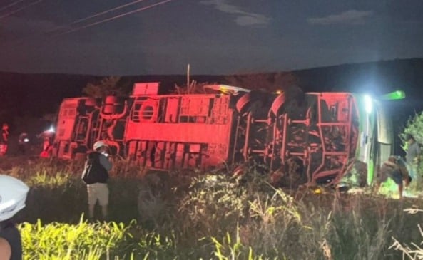Ônibus de turismo tomba na Rodovia BA-026