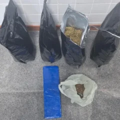 Mulher &eacute; presa por tr&aacute;fico de drogas em residencial de Feira de Santana