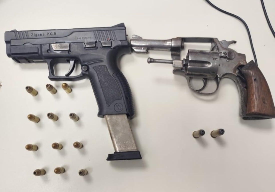 Homem é preso com pistola 9mm e revólver após denúncia de disparos de arma de fogo em Feira de Santana Homem é preso com pistola 9mm e revólver após denúncia de disparos de arma de fogo em Feira de Santana